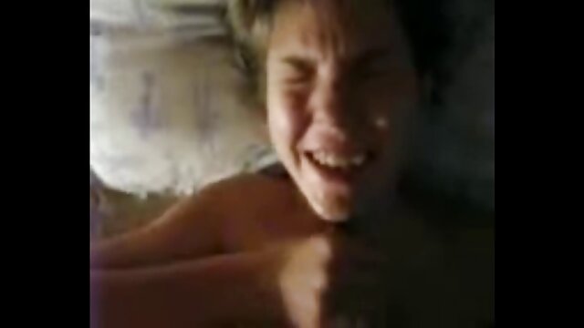Vidéo Stief-Mutter hilft ihm mit einem video porno fille vierge Handjob unter der Dusche