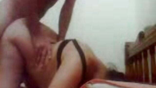 Vidéo Une ado malheureuse fait video porno des fille vierge des pipes dans un trou de gloire humide