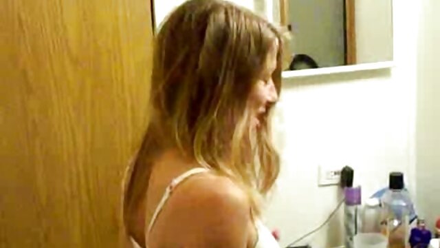 Vidéo Adela et Rikki discutent femme vierge porn et se lancent dans une action lesbienne chaude
